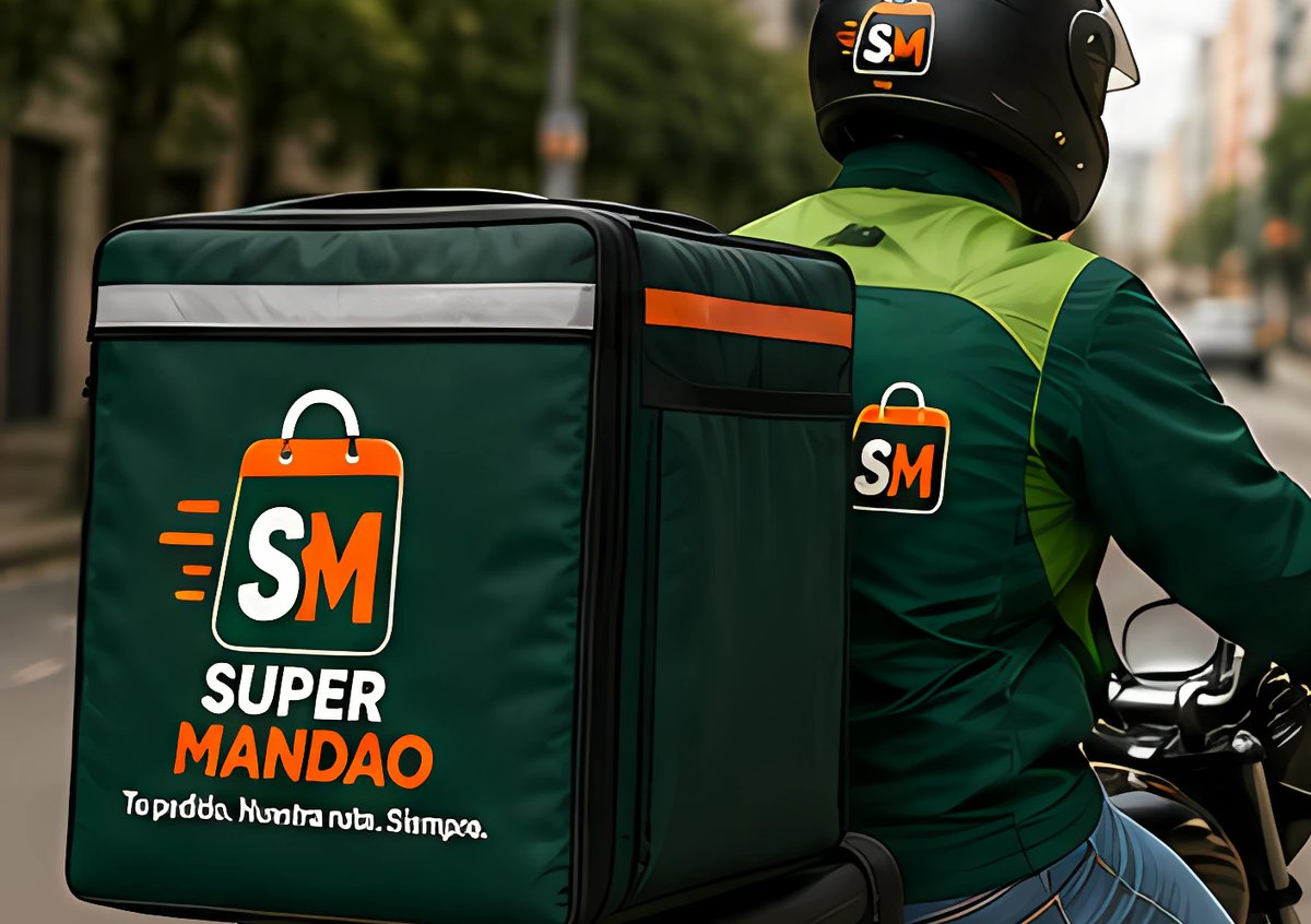 Domiciliario de SuperMandao con la maleta de reparto en moto